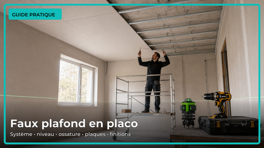 Chantier réaliste de faux plafond avec niveau laser, ossature métallique et plaques de plâtre