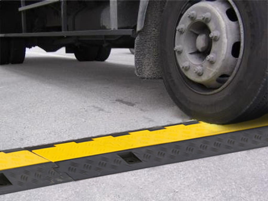 Passe câble sous roue de voiture