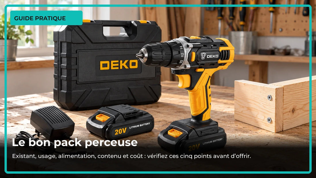 Perceuse DEKO et sa batterie présentées sur un établi avec un petit assemblage en bois.