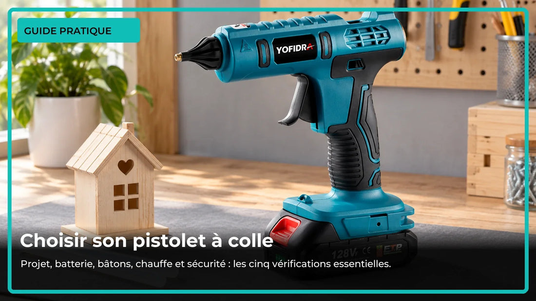 Pistolet Yofidra avec bâtons adaptés et petite décoration en bois sur un tapis de travail.