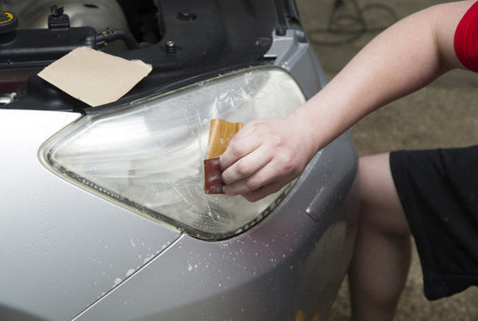 Astuce de grand-mère pour nettoyer les phares de voiture