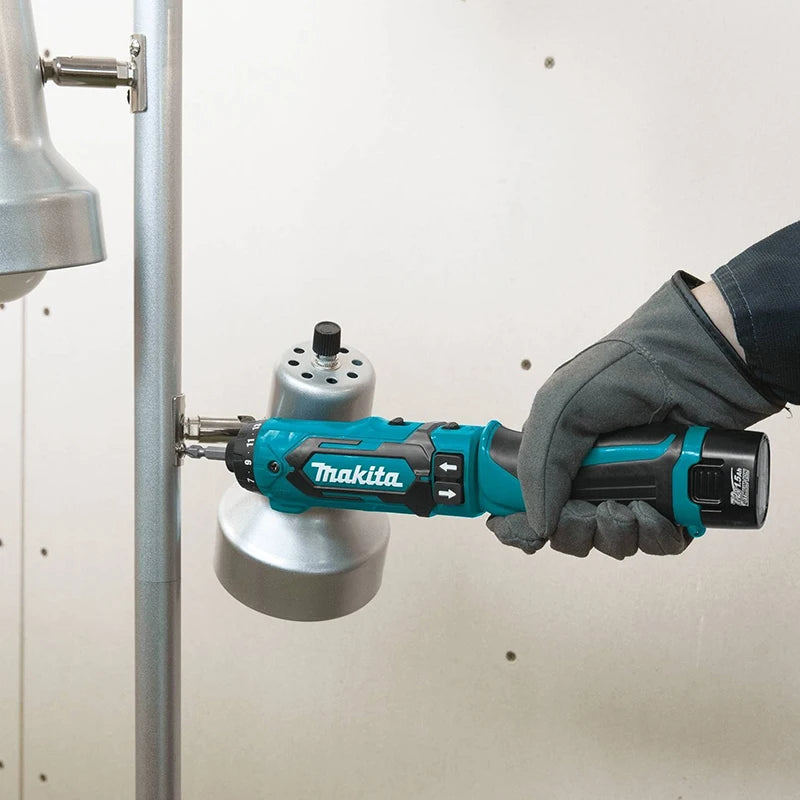 Makita DF012 Tournevis Électrique 7.2V Lithium-Ion Sans Fil, Angle Droit 90 Degrés, Arrêt Automatique pour Précision et Efficacité en Chantier - Manuzen